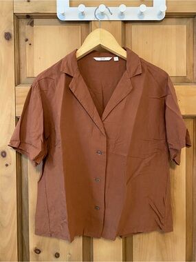 Uniqlo Short Sleeve Button-Up Shirt in Rust Brown